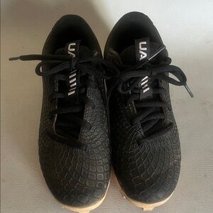 Under Armour kids baseball cleat shoes, size 1Y